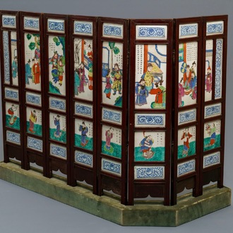 Een achtdelig Chinees famille rose tafel- of kamerscherm met inscripties, 19e eeuw