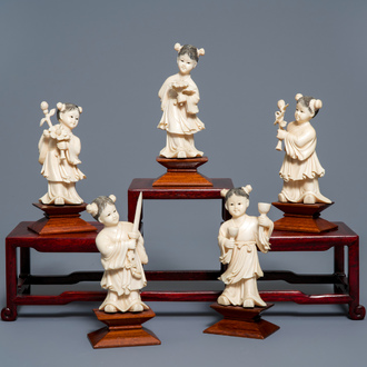Vijf Chinese ivoren figuren van meisjes met bloemen en attributen, ca. 1920