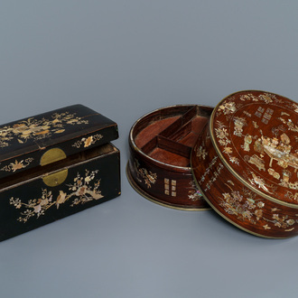 Twee Chinese houten dekseldozen met parelmoer inlegwerk voor de Vietnamese markt, 19e eeuw