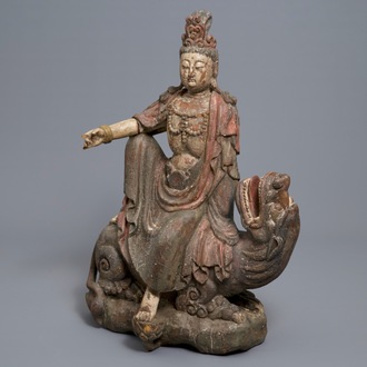 Een Chinese polychrome houten groep van Guanyin op draak, 18e eeuw