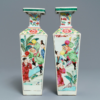 Een paar vierkante Chinese famille rose vazen met figuratief decor, Yongzheng