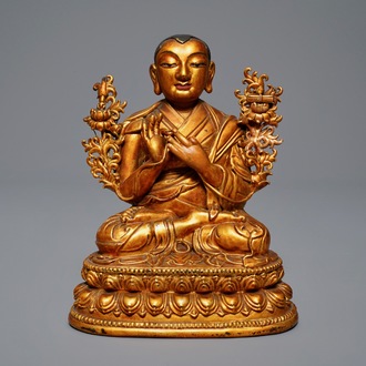 Een Chinese vergulde en gelakt houten figuur van Tsongkhapa, 18e eeuw