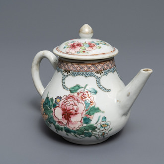 Een Chinese famille rose theepot met deksel met fijn floraal decor, Yongzheng