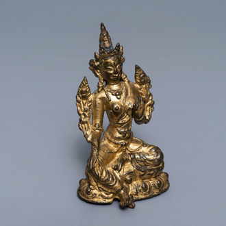 Een Sino-Tibetaanse verguld bronzen figuur van Groene Tara, 17/18e eeuw