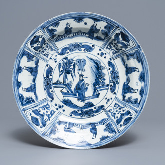 Een Chinese blauw-witte kraakporseleinen schotel met figuren, Transitie periode