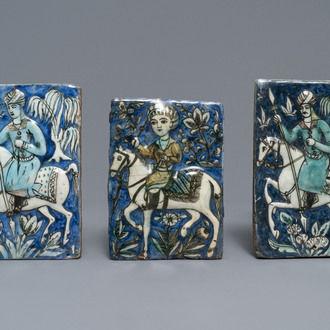 Drie Qajar tegels met reliëfdecor van ruiters te paard, Iran, 19e eeuw