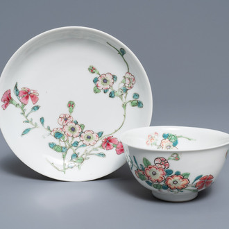 Een fijne Chinese famille rose kop en schotel met floraal decor, Yongzheng