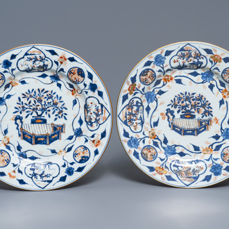 Een paar grote Chinese Imari-stijl schotels, Kangxi