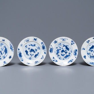 Vier Chinese blauw-witte borden met vissen, Kangxi merk en periode