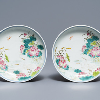 Een paar Chinese famillle rose schotels met kraanvogels, Daoguang merk en periode