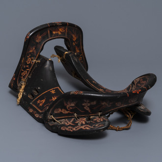 Een Japans gelakt en beschilderd houten zadel, Japan, Edo/Meiji, 18/19e eeuw