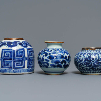 Drie Chinese blauw-witte 'Bleu de Hue' vaasjes voor de Vietnamese markt, 19e eeuw