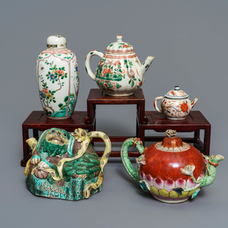 Vier Chinese famille rose, verte en Imari-stijl theepotten en een theebus, Kangxi en later