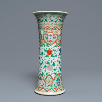 Een Chinese famille verte 'gu' vaas met floraal decor, Kangxi