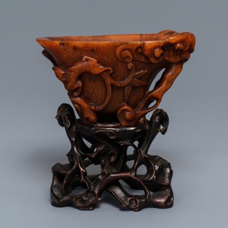 Een Chinese 'libation cup' in neushoornhoorn, Ming/Qing