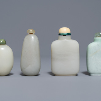 Vier Chinese snuifflessen in witte en celadon jade, 19/20e eeuw