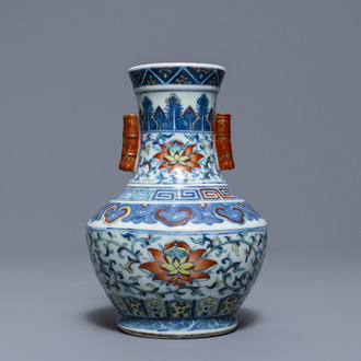 Een Chinese doucai 'hu' vaas, Qianlong merk, 19/20e eeuw