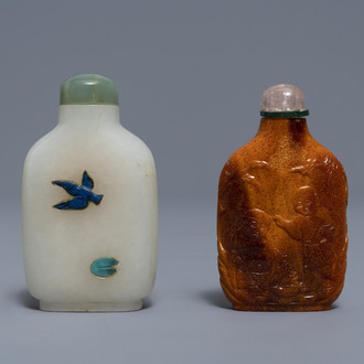 Twee Chinese snuifflessen in ingelegde witte jade en gestoken amber, 18/19e eeuw