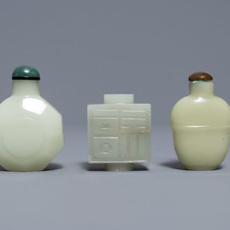 Drie Chinese celadon jade snuifflessen, 19e eeuw