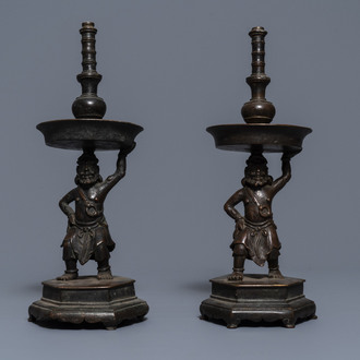 Een paar Chinese bronzen kandelaars, Ming