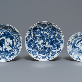 Drie Chinese blauw-witte kraakporseleinen borden, Wanli