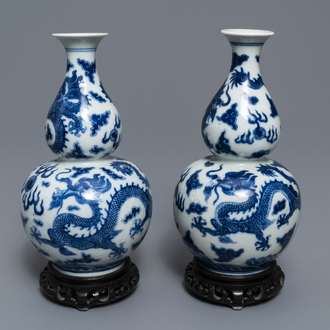 Een paar Chinese blauw-witte kalebasvazen met draken, Qianlong merk, 19e eeuw