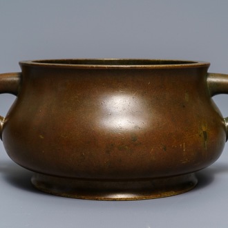 Een grote Chinese bronzen wierookbrander, Xuande merk, 18e eeuw