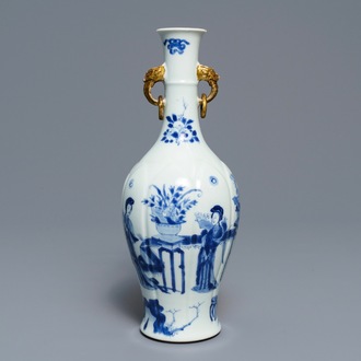 Een Chinese blauw-witte vaas met 'Lange Lijzen' in een tuin, Kangxi