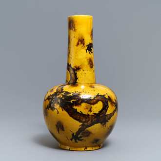 Een Chinese flesvormige vaas met een draak op gele fondkleur, Qianlong merk, 19/20e eeuw