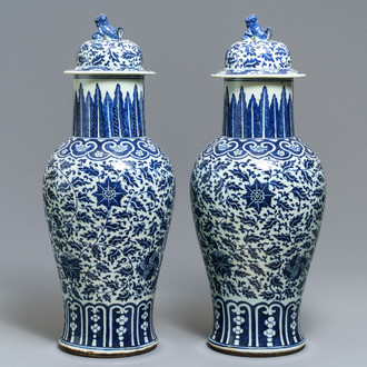 Een paar Chinese blauw-witte dekselvazen met florale slingers, 19e eeuw