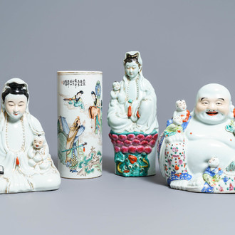 Drie Chinese famille rose figuren en een qianjiang cai hoedensteun, 19/20e eeuw
