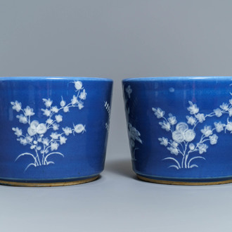 Een paar Chinese jardinières met slibversiering op blauwe fondkleur, 19e eeuw