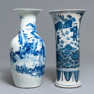 Twee Chinese blauw-witte vazen, 19e eeuw