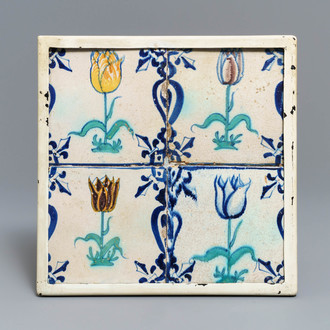 Vier polychrome Delftse kandelabertegels met tulpen, 1e helft 17e eeuw