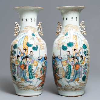 Een paar Chinese famille rose vazen met decor van muzikantes, 19/20e eeuw