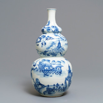 Een Chinese blauw-witte kalebasvaas met landschapsdecor, 19e eeuw