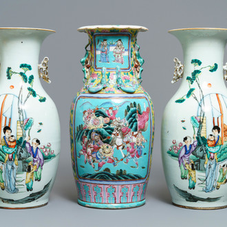 Een paar Chinese famille rose vazen en een vaas met turquoise fondkleur, 19/20e eeuw