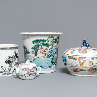 Vier stukken Chinees famille rose en grisaille porselein, 19/20e eeuw
