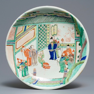 Een Chinese famille verte schotel met verhalend decor, Kangxi