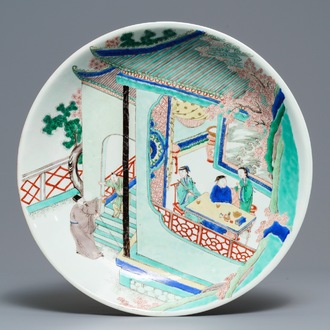 Een Chinese famille verte schotel met theeceremonie, Kangxi