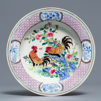 Een fijn Chinees famille rose eierschaal bord met hanen, Yongzheng