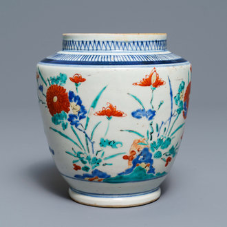 Een polychrome Japanse Kakiemon vaas met floraal decor, Edo, 17e eeuw