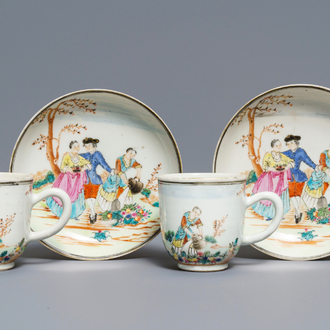 Een paar Chinese famille rose koppen en schotels met Europees decor, Qianlong