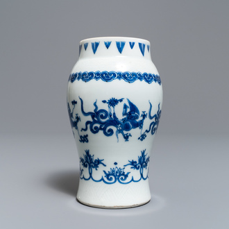 Een Chinese blauw-witte vaas met draken, Transitie periode