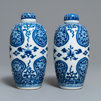 Een paar Chinese olijfvormige blauw-witte dekselvazen, Kangxi