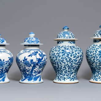 Twee paar Chinese blauw-witte dekselvazen, Kangxi en Chenghua merken, 19e eeuw