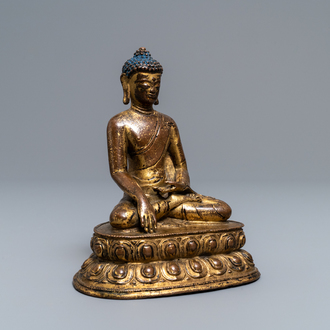 A Sino-Tibetan gilt bronze figure of Buddha, 17/18th C.