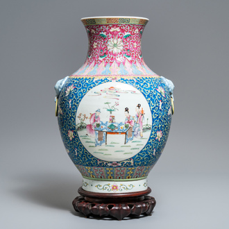 Een grote Chinese famille rose 'hu' vaas, Qianlong merk, Republiek, 20e eeuw