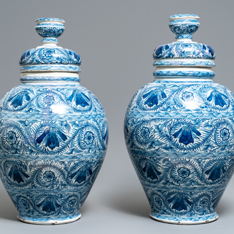 Een paar grote blauw-witte Delftse dekselvazen, 18e eeuw