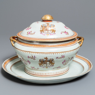 Een Chinese famille rose dekselterrine met het wapen van de 'New British East India Company', Jiaqing
